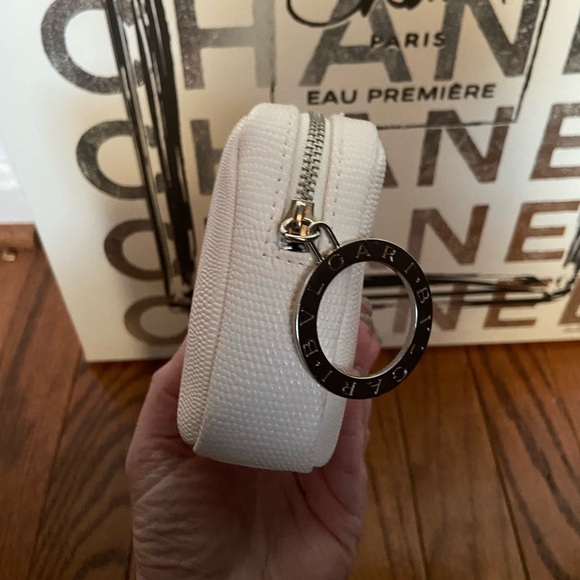 BVLGARI Perfumes Make-Up Toiletries Pouch. Large BVLGARI zipper pull. - Picture 5 of 10